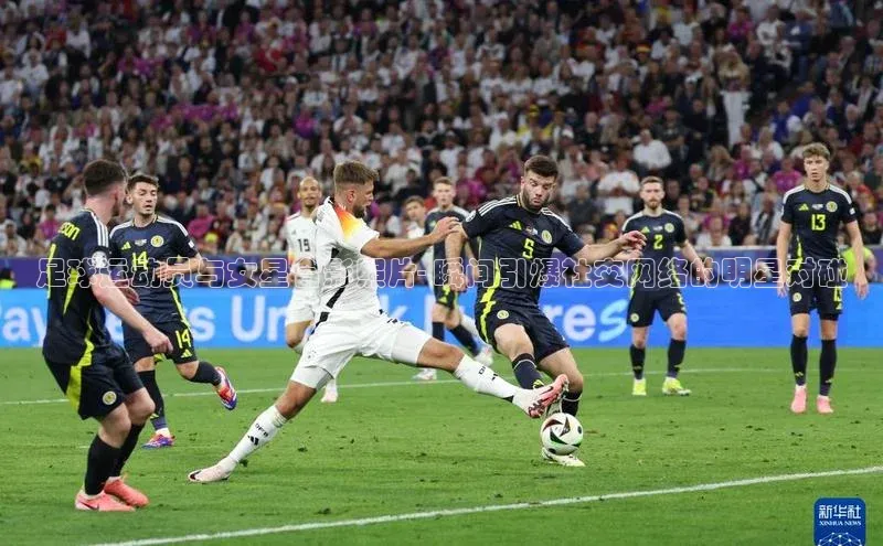 悟空体育网页彩讯股份足球运动员与女星合影照片- 瞬间引爆社交网络的明星对碰